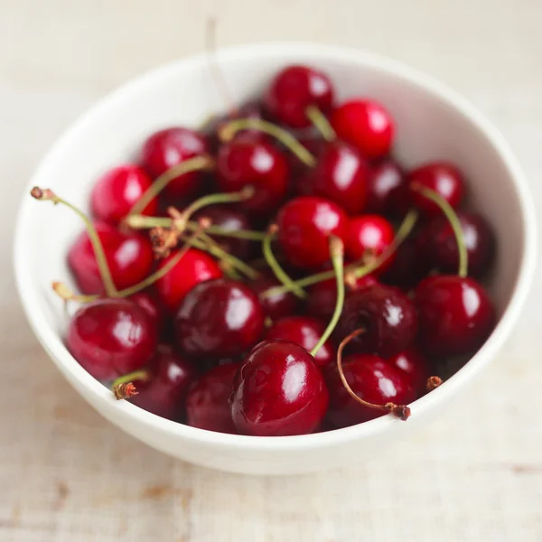 Frische rote Kirschen in Schale — Stockfoto