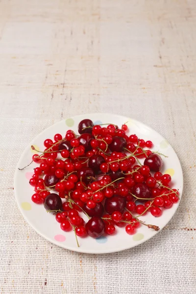 Красные ягоды в миске — стоковое фото