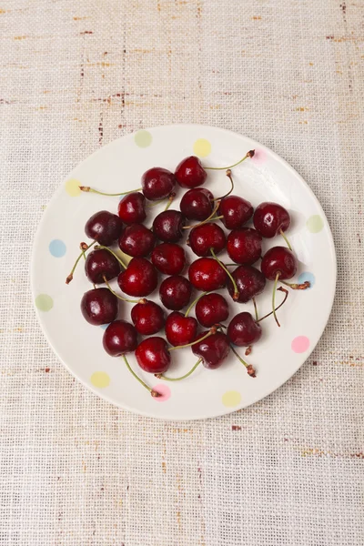 Свежие красные вишни в миске — стоковое фото