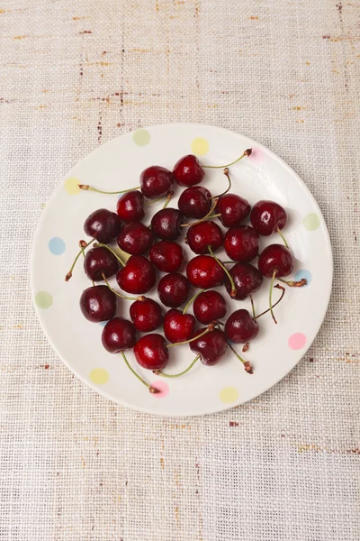 Cerezas rojas frescas en un tazón — Foto de Stock