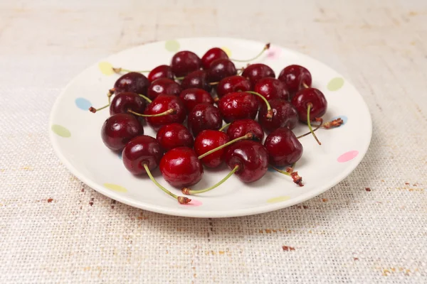 Frische rote Kirschen in einer Schüssel — Stockfoto