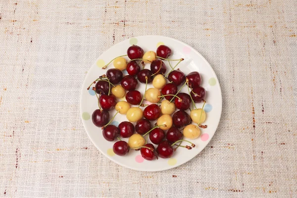 Cerises rouges et jaunes fraîches dans un bol — Photo