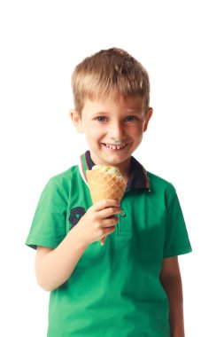 Dondurma yiyen küçük bir çocuk.