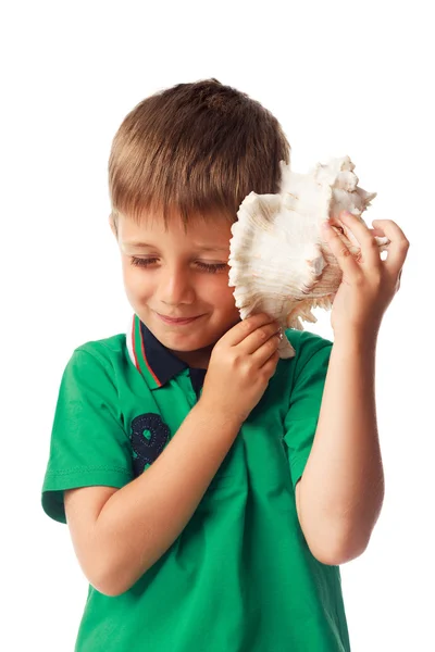 Niño sosteniendo una gran concha aislada en blanco —  Fotos de Stock