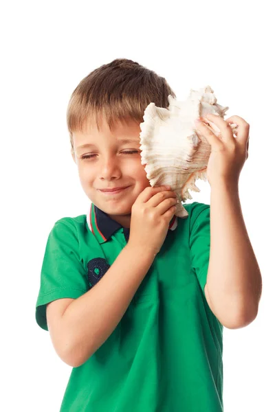 Piccolo ragazzo in possesso di un grande guscio isolato su bianco — Foto Stock