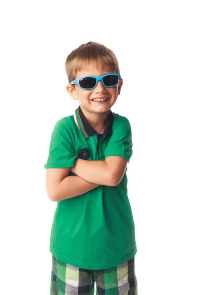 Beyaz izole güneş gözlüklü küçük boy gülümseyerek
