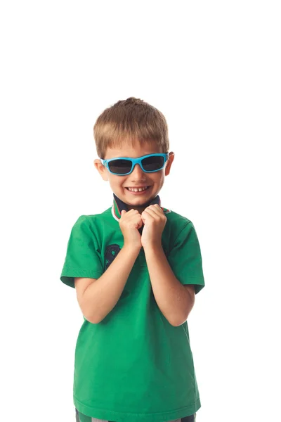 Маленький улыбающийся мальчик в солнечных очках, изолированных на белом — стоковое фото