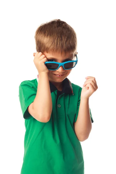 Piccolo ragazzo sorridente con occhiali da sole isolati su bianco — Foto Stock