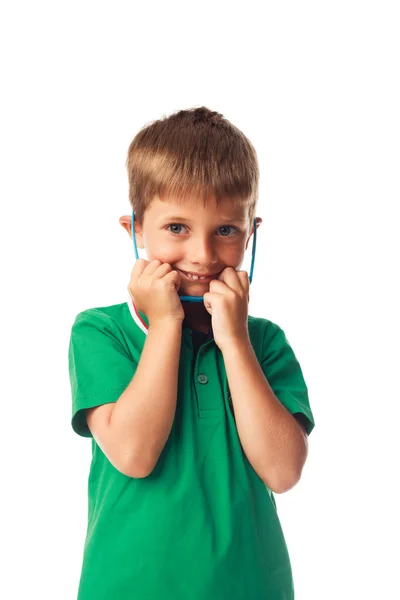 Piccolo ragazzo sorridente con occhiali da sole isolati su bianco — Foto Stock