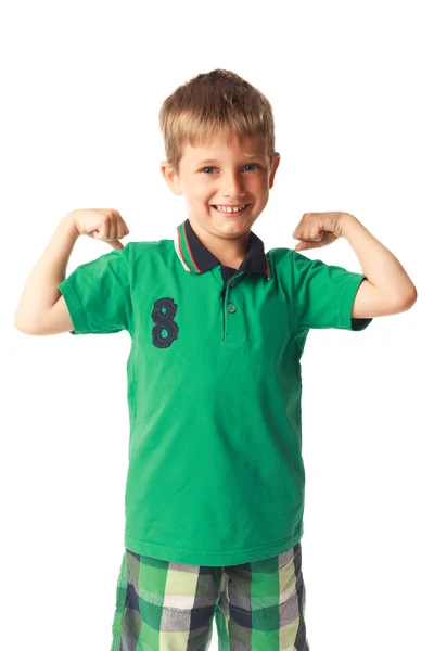 Malý chlapec ukazuje biceps izolovaných na bílém — Stock fotografie