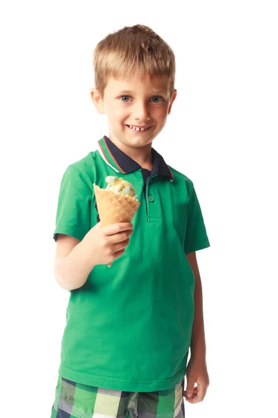 Маленький хлопчик їсть морозиво ізольовано на білому — стокове фото