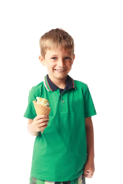 Piccolo ragazzo mangiare gelato isolato su bianco — Foto Stock