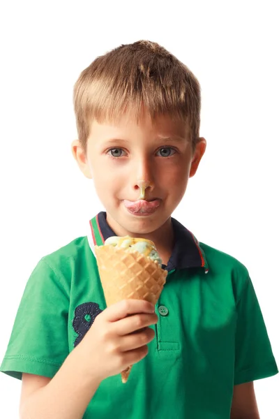 Маленький мальчик ест мороженое изолированы на белом — стоковое фото