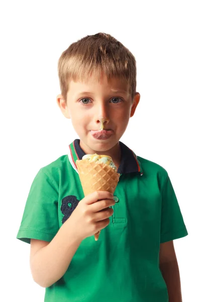 Piccolo ragazzo mangiare gelato isolato su bianco — Foto Stock