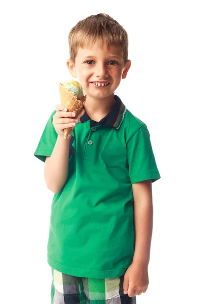 Piccolo ragazzo mangiare gelato isolato su bianco — Foto Stock