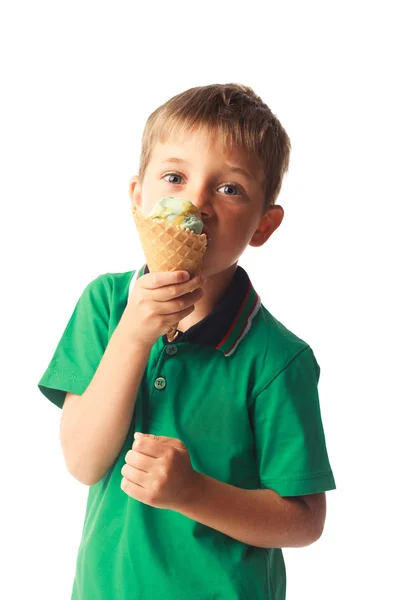 Piccolo ragazzo mangiare gelato isolato su bianco — Foto Stock