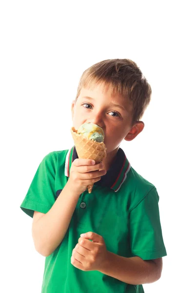 Piccolo ragazzo mangiare gelato isolato su bianco — Foto Stock