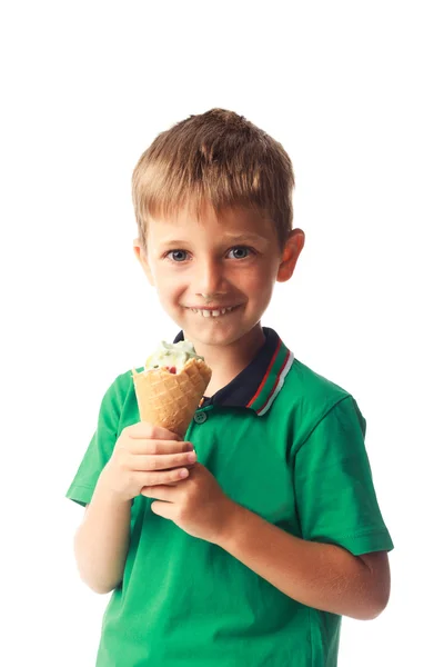 Piccolo ragazzo mangiare gelato isolato su bianco — Foto Stock