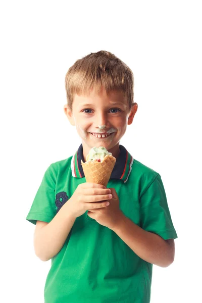 Маленький мальчик ест мороженое изолированы на белом — стоковое фото
