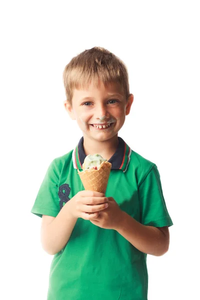 小男孩正在吃被白色隔离的冰淇淋 — 图库照片