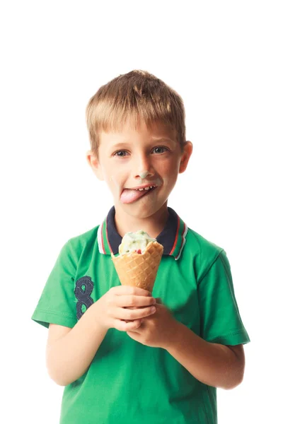 Piccolo ragazzo mangiare gelato isolato su bianco — Foto Stock