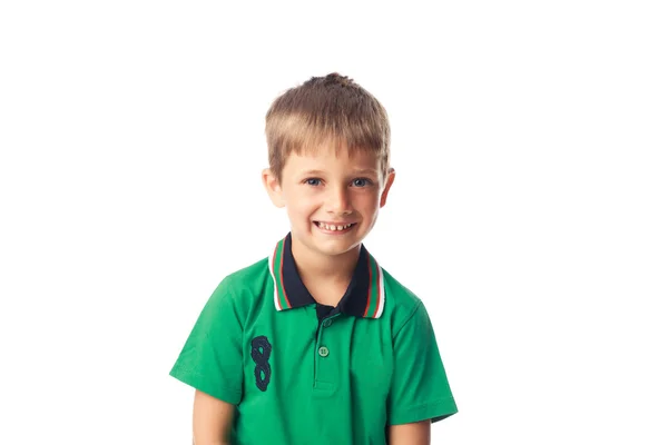 Piccolo ragazzo sorridente isolato su bianco — Foto Stock