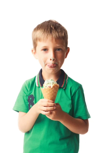 Piccolo ragazzo mangiare gelato isolato su bianco Foto Stock