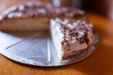 bir tablo üzerinde ev yapımı kek