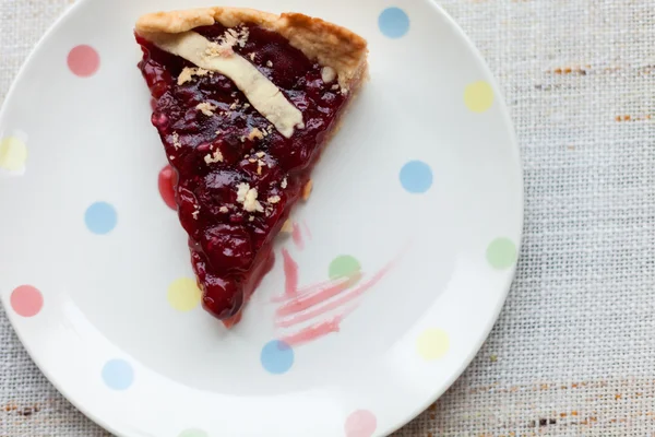 Pedazo de pastel de cereza en el plato — Foto de Stock