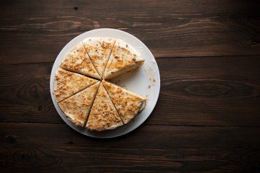 Ev yapımı tatlım pasta kesme parça bir tablo ile