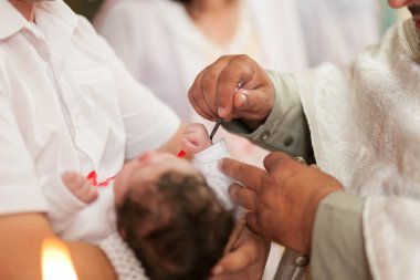 Çocuk kilisede vaftiz töreni