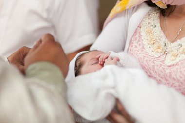 Çocuk kilisede vaftiz töreni