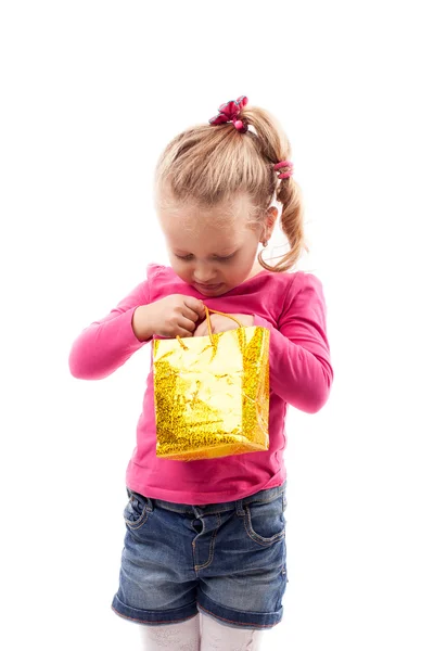 Ragazzina con shopping bag isolata su bianco — Foto Stock