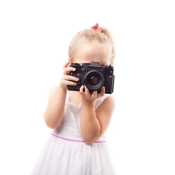 Menina bonito segurar câmera de filme velho isolado — Fotografia de Stock