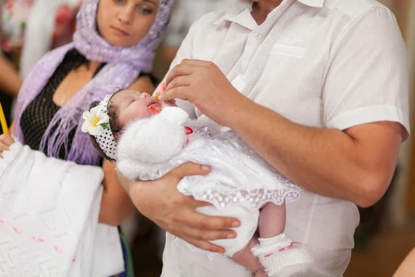 Çocuk kilisede vaftiz töreni — Stok fotoğraf