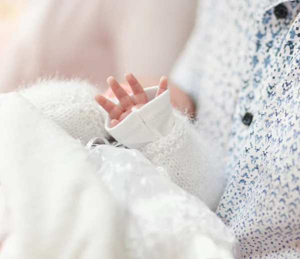 Niños pequeños de la mano en la iglesia — Foto de Stock