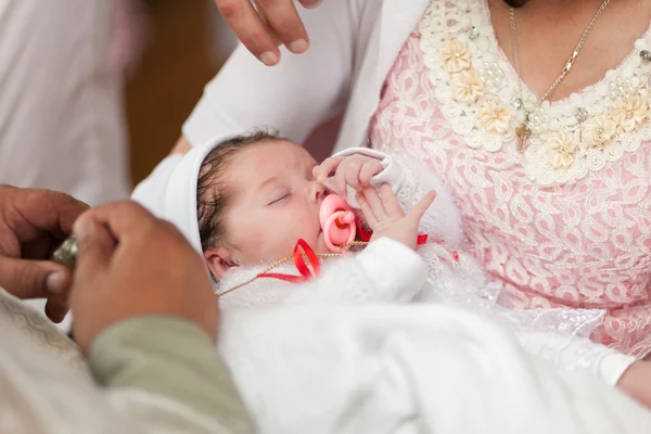 Obřad v kostele na křtiny dítěte — Stock fotografie