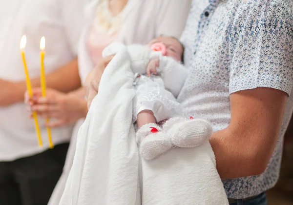 Kleine baby pootjes op ouders hand in kerk — Stockfoto