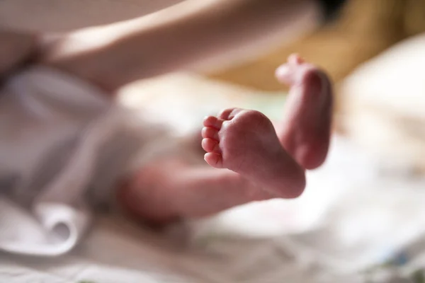 Piccoli piedi bambino — Foto Stock