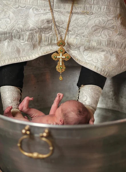 Cerimonia di battesimo dei bambini in chiesa — Foto Stock