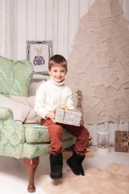 Noel iç günümüz ile sandalye üzerinde küçük boy gülümseyerek