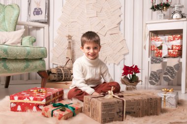 Küçük çocuk hediye kutusu Noel iç holding