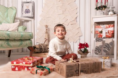 Küçük çocuk hediye kutusu Noel iç holding