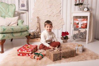 Küçük çocuk hediye kutusu Noel iç holding
