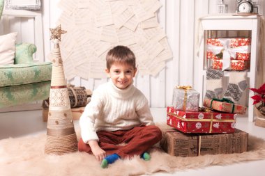 Küçük çocuk hediye kutusu Noel iç holding