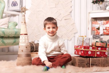 Küçük çocuk hediye kutusu Noel iç holding