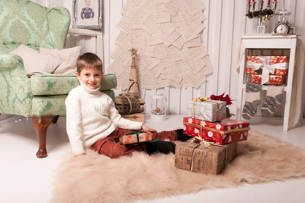 小男孩在圣诞节内部手持礼物盒 — 图库照片