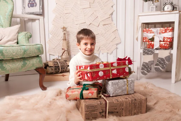 小男孩在圣诞节内部手持礼物盒 — 图库照片