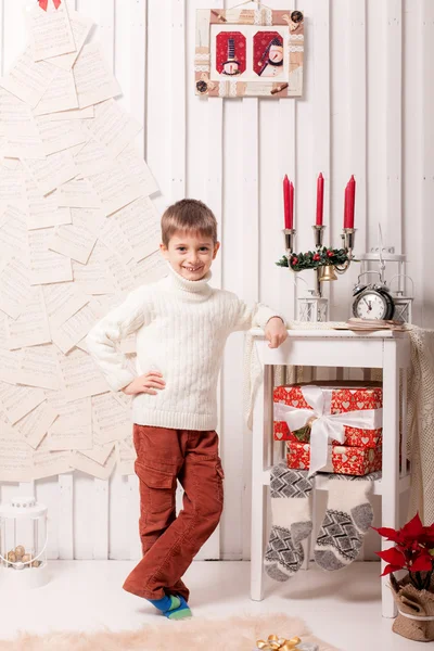 Kleine jongen poseren in Kerstmis interieur — Stockfoto