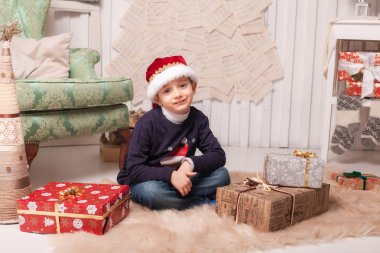 Giftbox Noel iç olan küçük çocuk